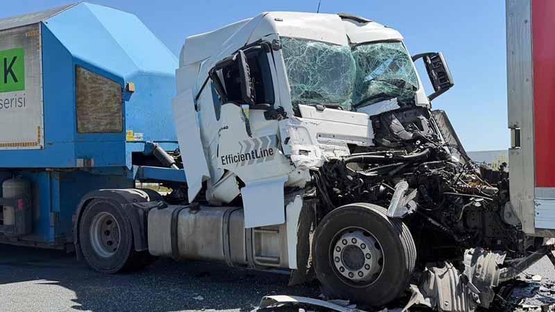 Çatalca’da 3 aracın karıştığı zincirleme kaza; TIR şoförü ağır yaralandı