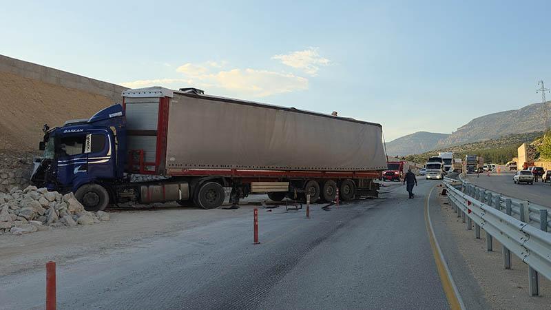 İstinat duvarına çarpan TIR’daki mermerler, otomobildekilerin üzerine düştü; 1 ölü, 3 yaralı