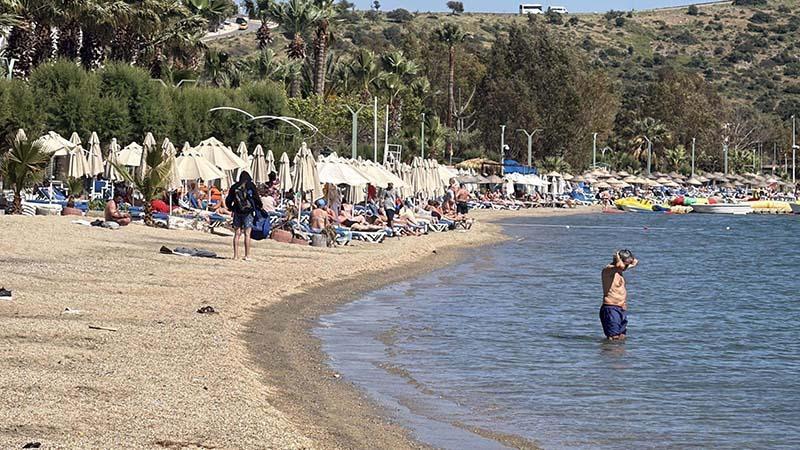 Bodrum’da sıcak havayı fırsat bilenler sahilleri doldurdu
