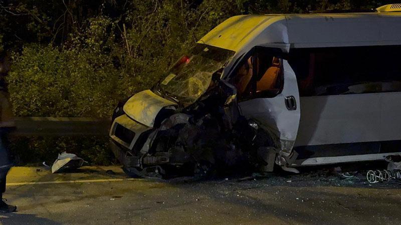 Beykoz’da servis minibüsü ile otomobil çarpıştı: 1’i ağır 11 yaralı