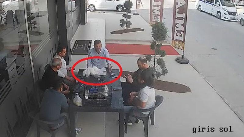 Tarsus’ta tavuk uçarak masaya kondu, çevresindekiler panik yaşadı