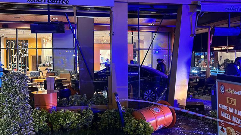 Bakırköy’de otomobil kafedeki müşterilerin arasına daldı: 6 yaralı