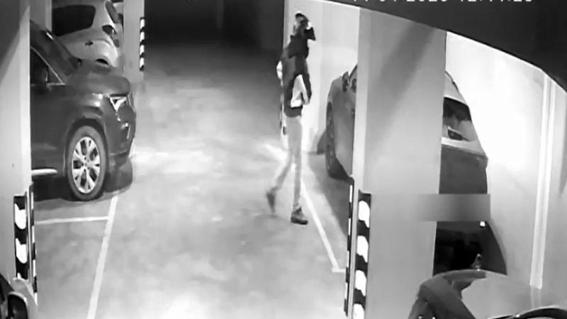 Ümraniye’de park halindeki otomobilden 2 kilo altın ve 60 bin Avro çalan şüpheli kamerada