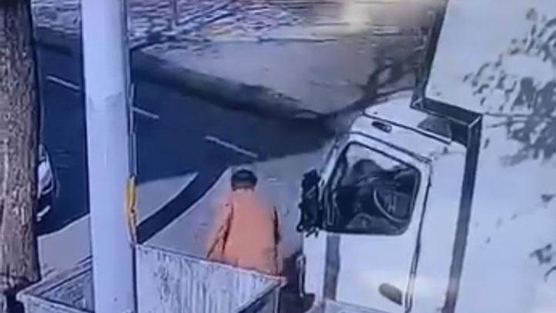 Avcılar’da kargo aracından cep telefonu hırsızlığı kamerada