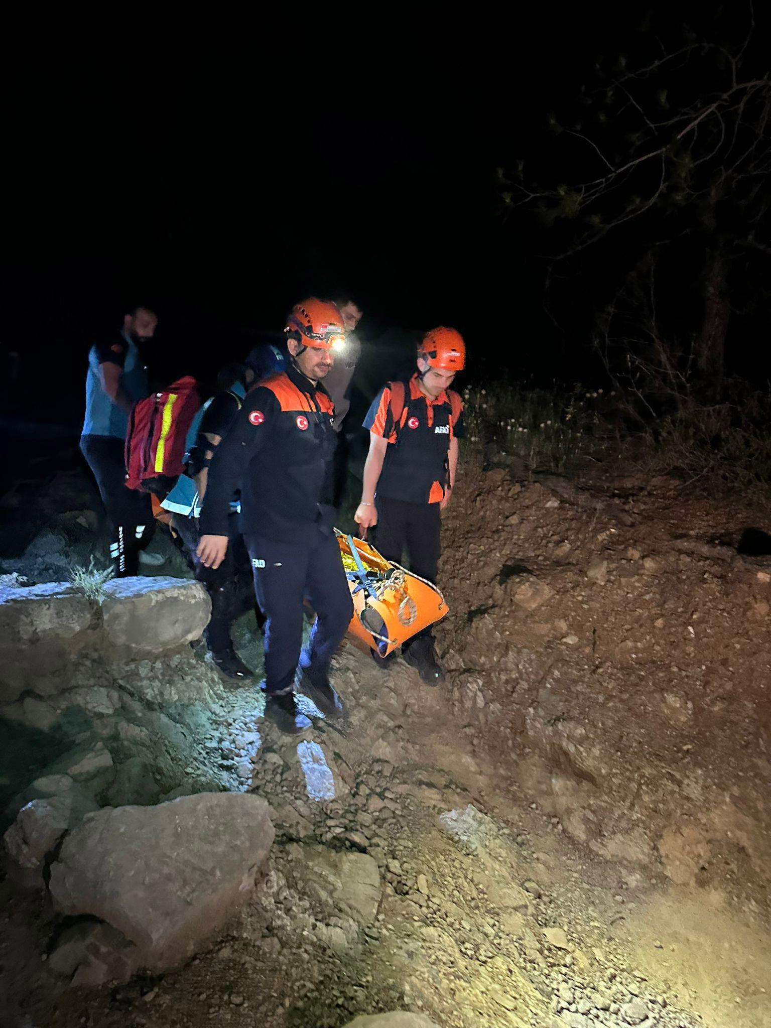 Ayağı kırılıp mahsur kalan kadın, 10 saatte kurtarıldı
