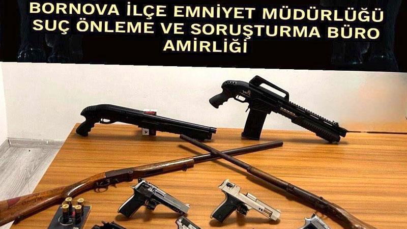 İzmir’de 2 evde yapılan aramada 7 ruhsatsız tabanca ve 4 pompalı tüfek ele geçirildi; 3 gözaltı