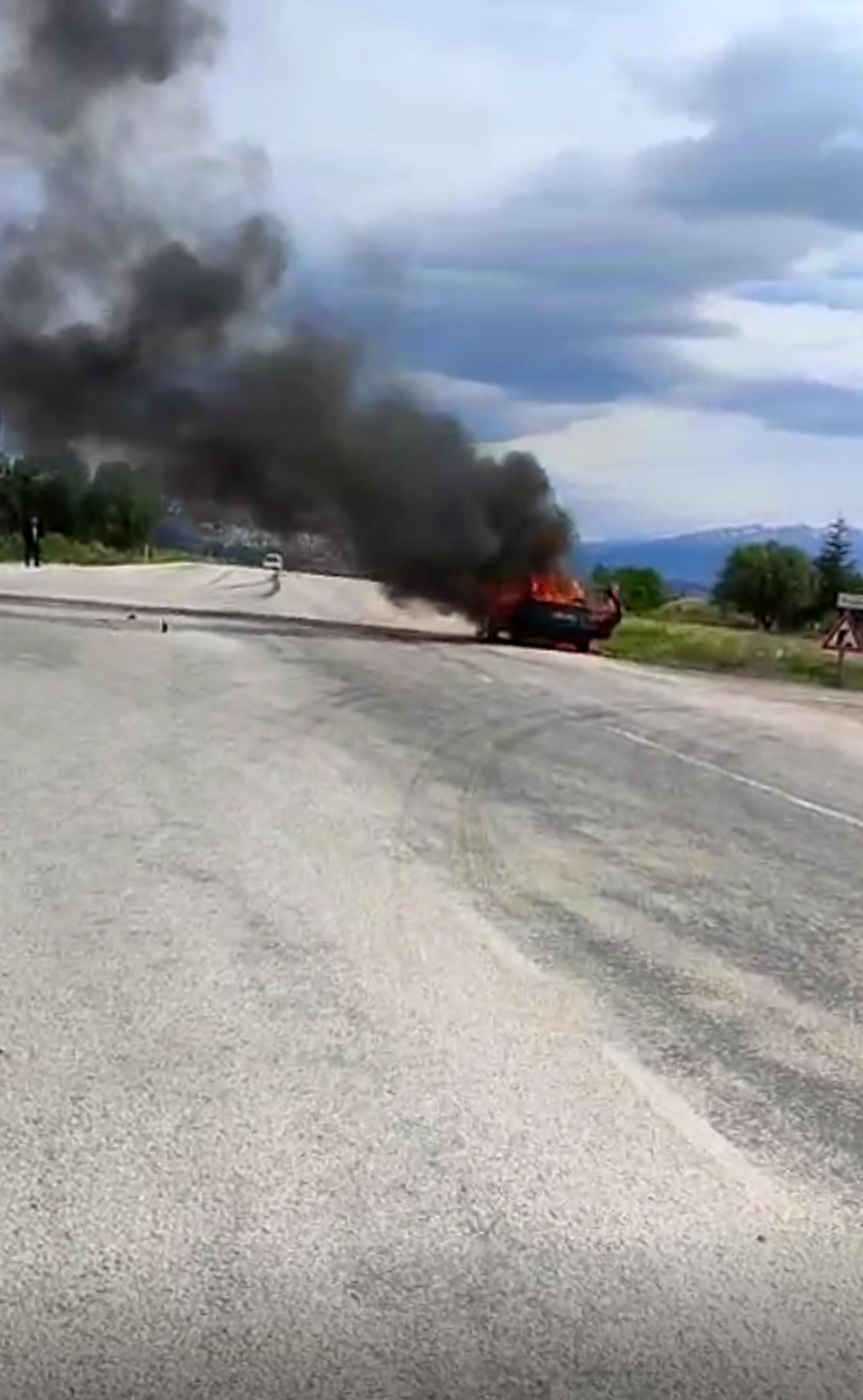 Dumanı fark edip otomobilinden çıktı