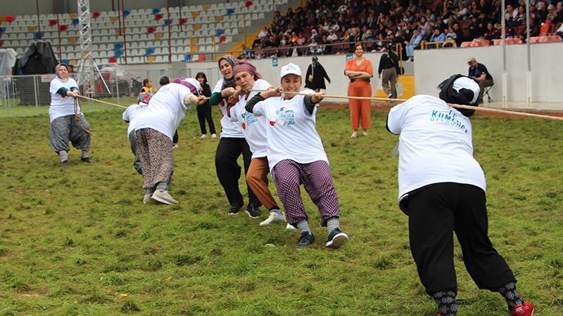Antalya’da ‘Tarım ve Seracılık Festivali’nde halat çekip, domates kasası taşıdılar