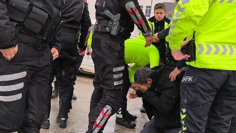 Polise direnen ehliyetsiz motosiklet sürücüsüne biber gazıyla müdahale
