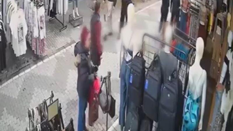 Kadıköy’de mağazanın önündeki çantanın çalındığı anlar kamerada