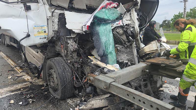 TIR, kırmızı ışıkta bekleyen tankere çarptı: 1 ölü