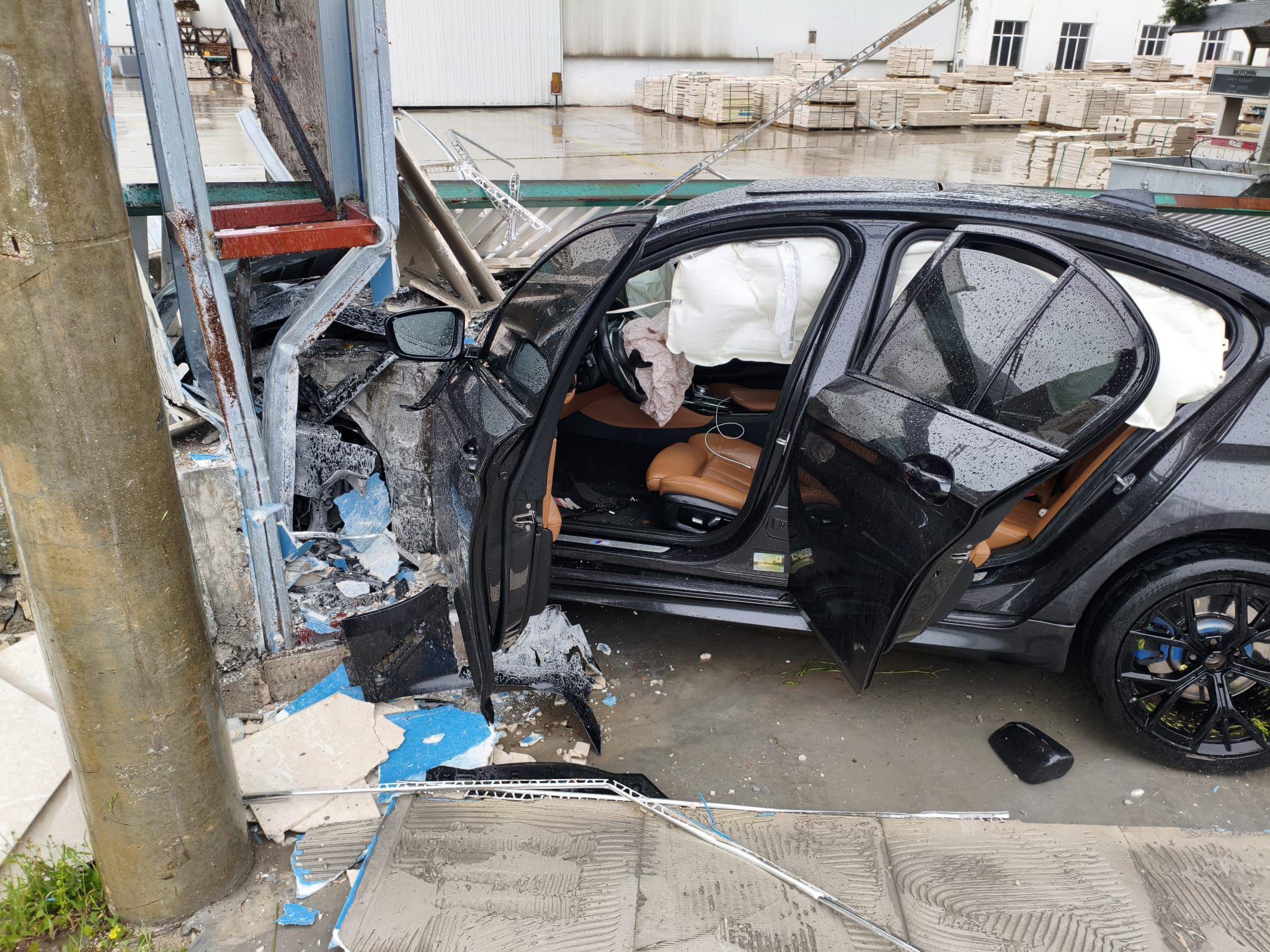 Otomobil fabrika kapısına çarptı: 2 yaralı