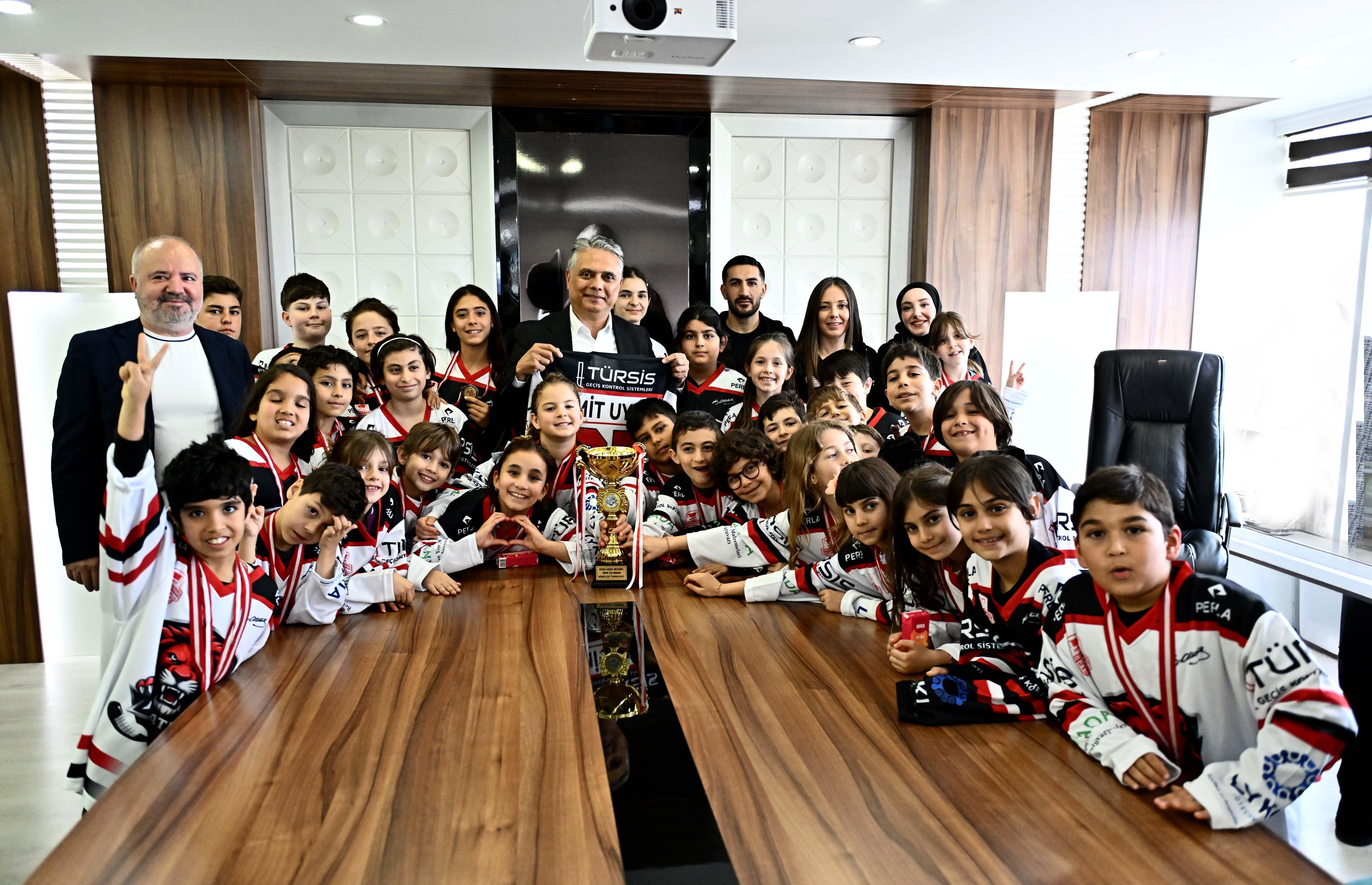 Sporculardan Başkan Uysal’a ziyaret