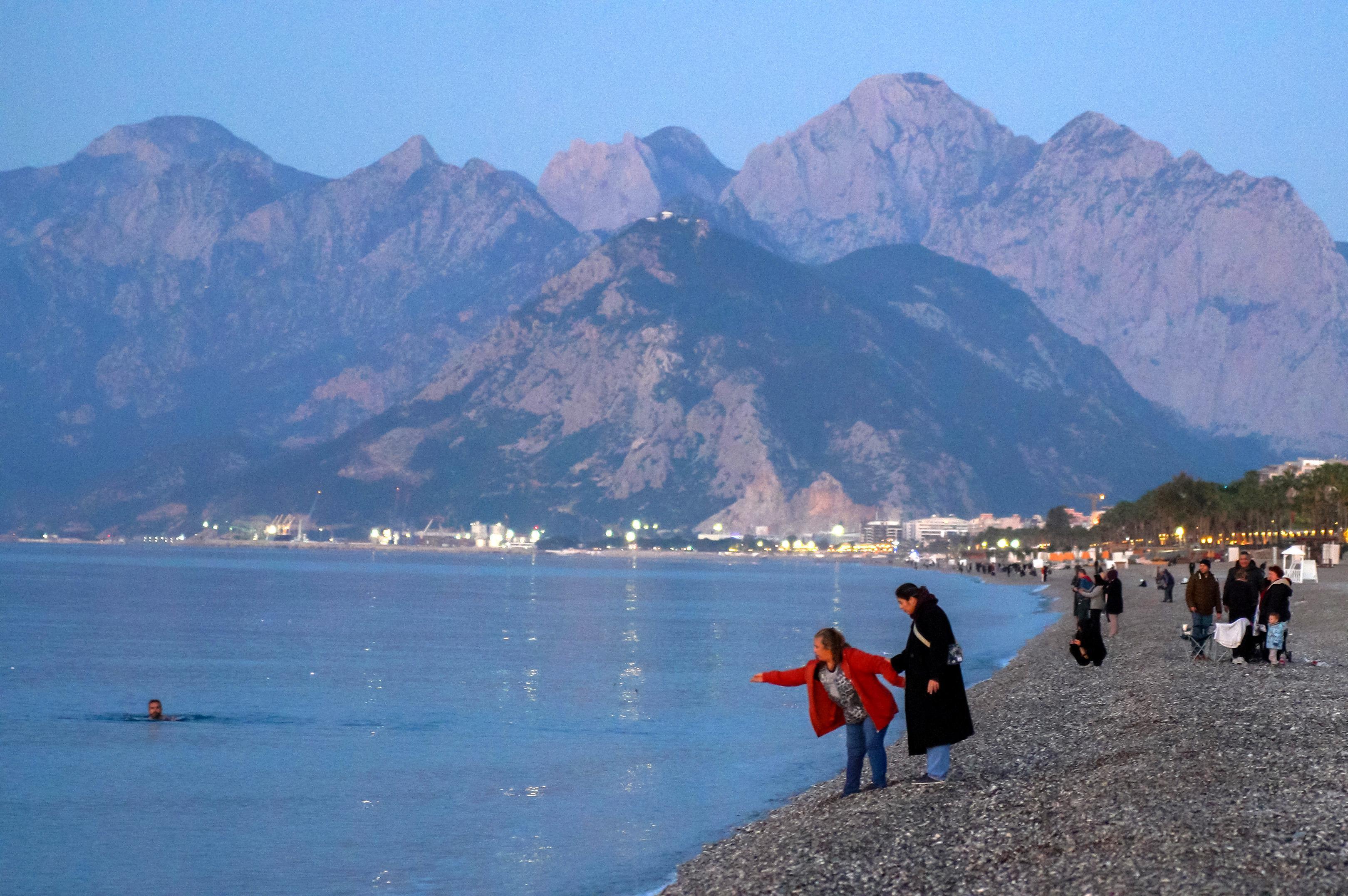 Antalya’da Hıdırellez dilekleri, günün ilk ışıklarıyla suyla buluştu