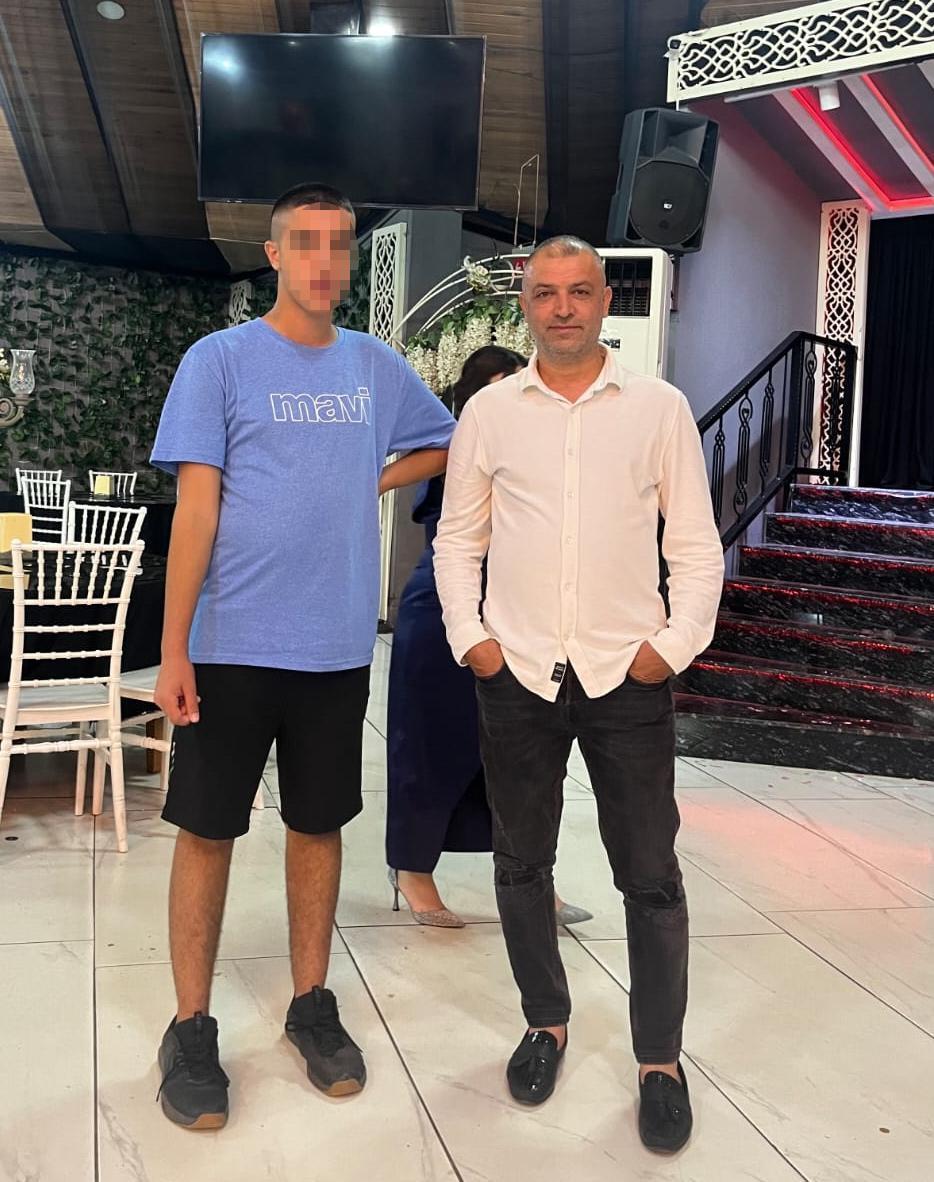 Otizmli oğlunun saldırgan davranışları çaresiz bıraktı