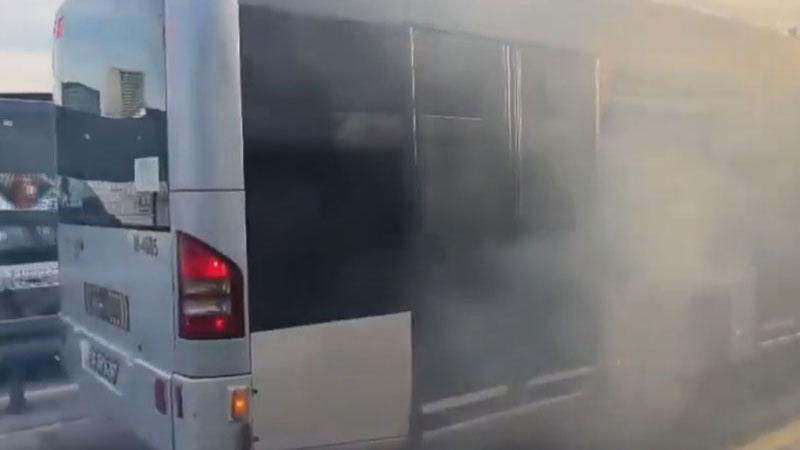 Kağıthane’de metrobüsün motor kısmında çıkan yangın söndürüldü