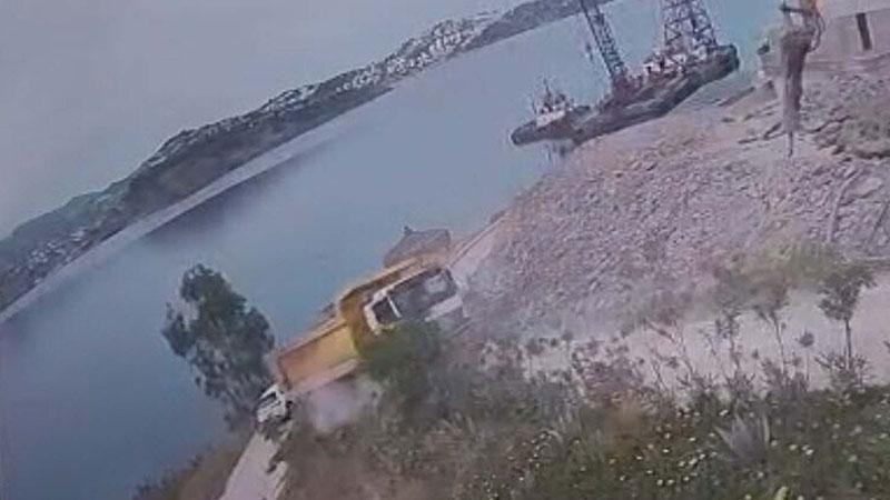 Bodrum’da hafriyat kamyonu deniz kıyısında askıda kaldı: 2 yaralı