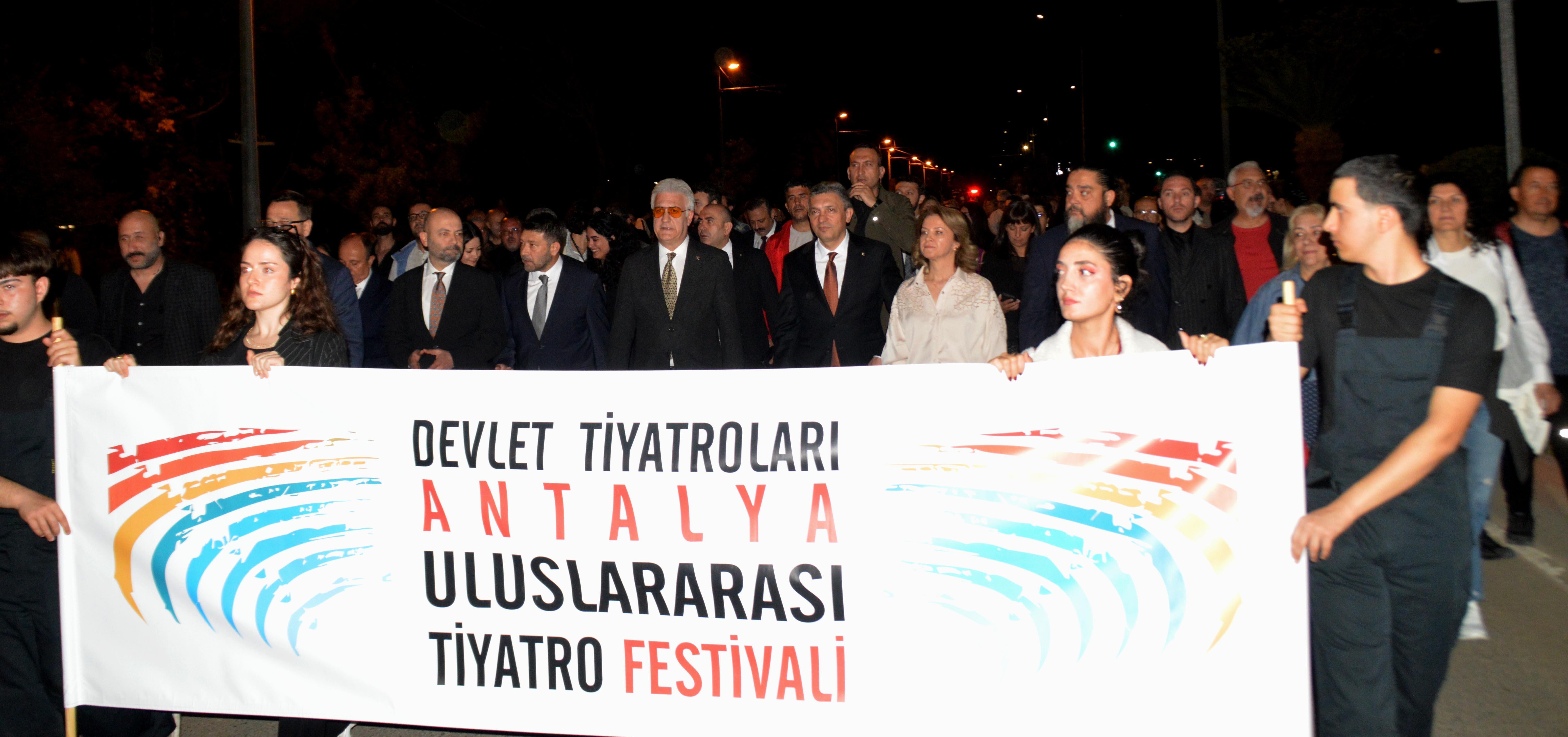 Antalya Uluslararası Tiyatro Festivali’ne renkli kortej