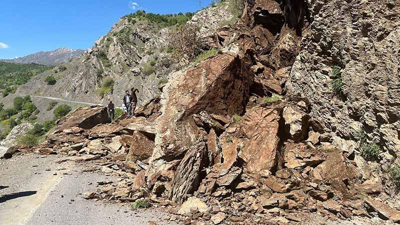 Şemdinli-Derecik kara yolu, heyelan nedeniyle ulaşıma kapandı