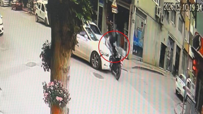 Bursa’da otomobil ile çarpışan motosiklet sürücüsü yaralandı; kaza kamerada