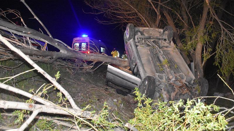 Sivas’ta otomobil yol kenarındaki ağaca çarpıp devrildi: 1 ölü, 4 yaralı