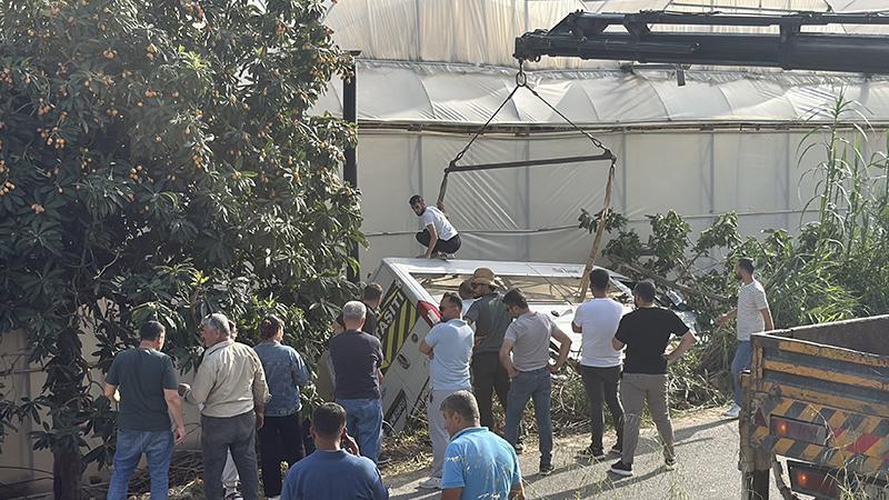 Öğrenci servis minibüsü bahçeye devrildi: 6 yaralı