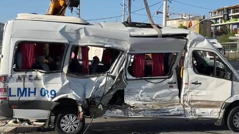 TIR ile çarpışan işçi servisi devrildi: 8 yaralı