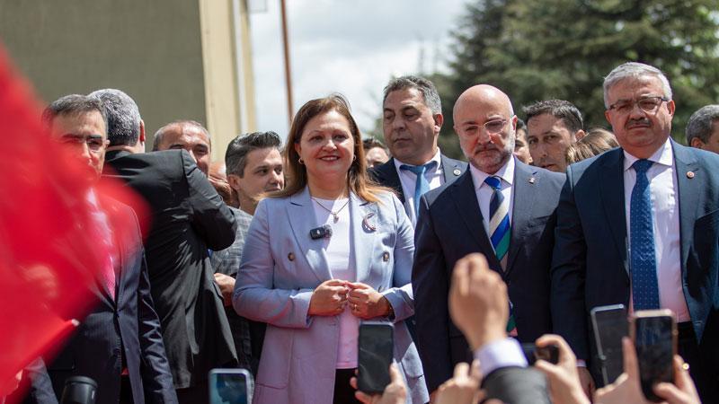 AK Parti’ye geçen Burcu Köksal’a, Afyonkarahisar Belediyesi önünde mehterli karşılama