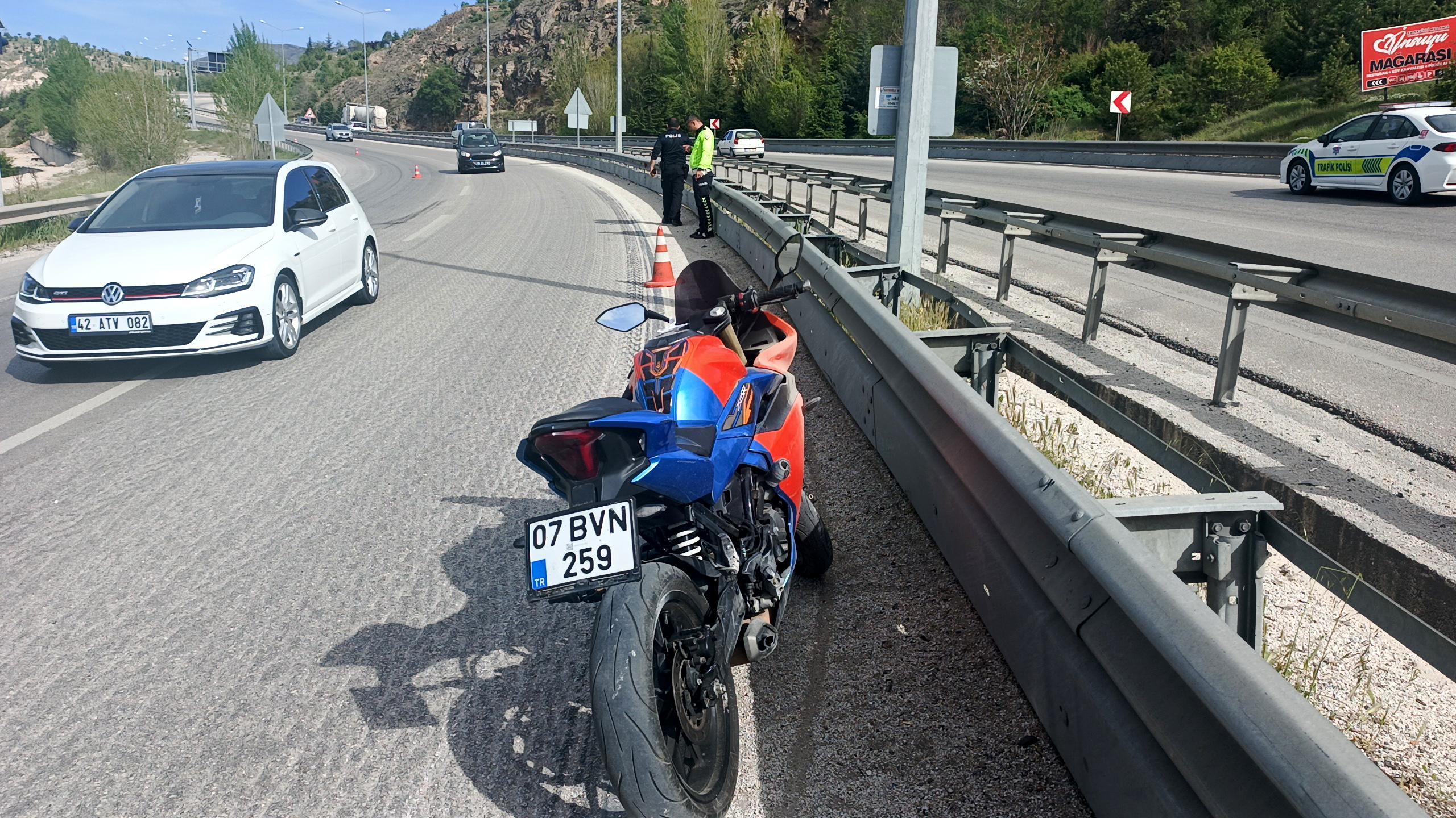 Motosikleti devrilince yaralandı