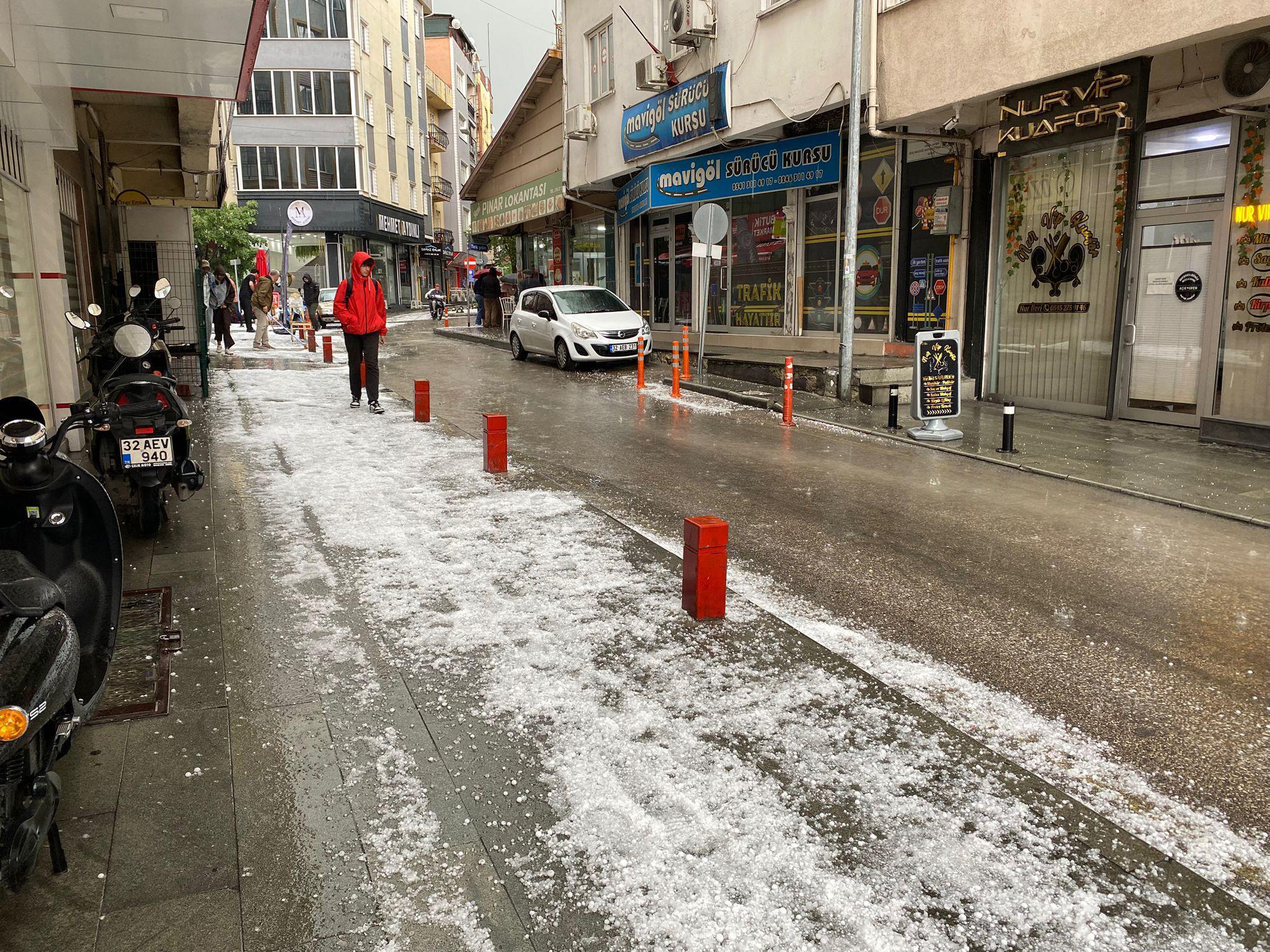 Isparta’da dolu ve sağanak etkili oldu