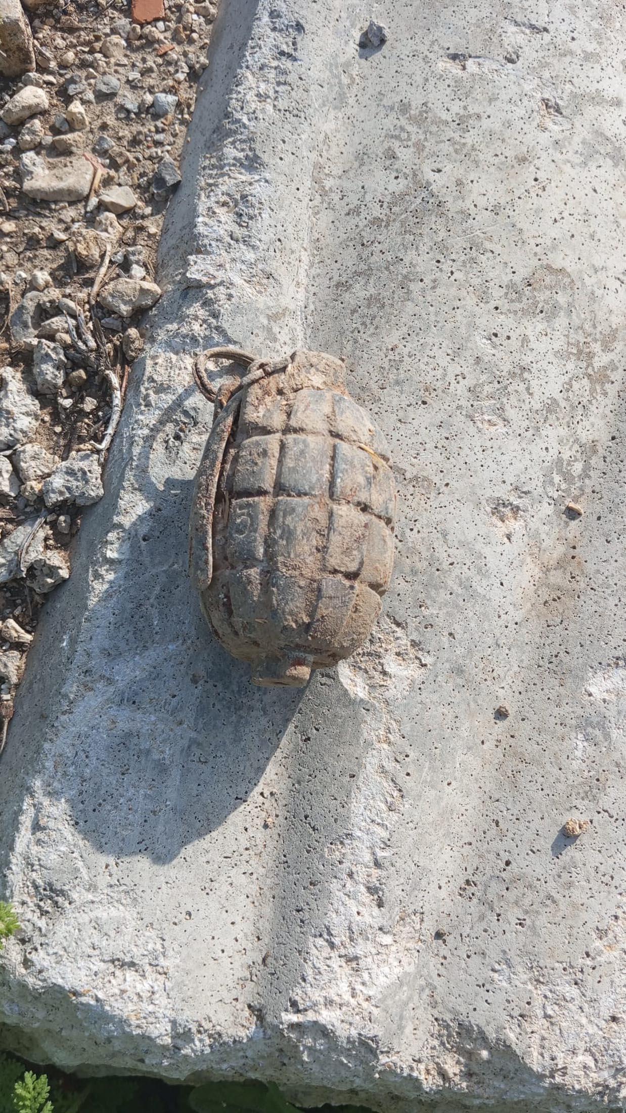 Yıkılan evin molozları arasında bulunan el bombası, imha edildi