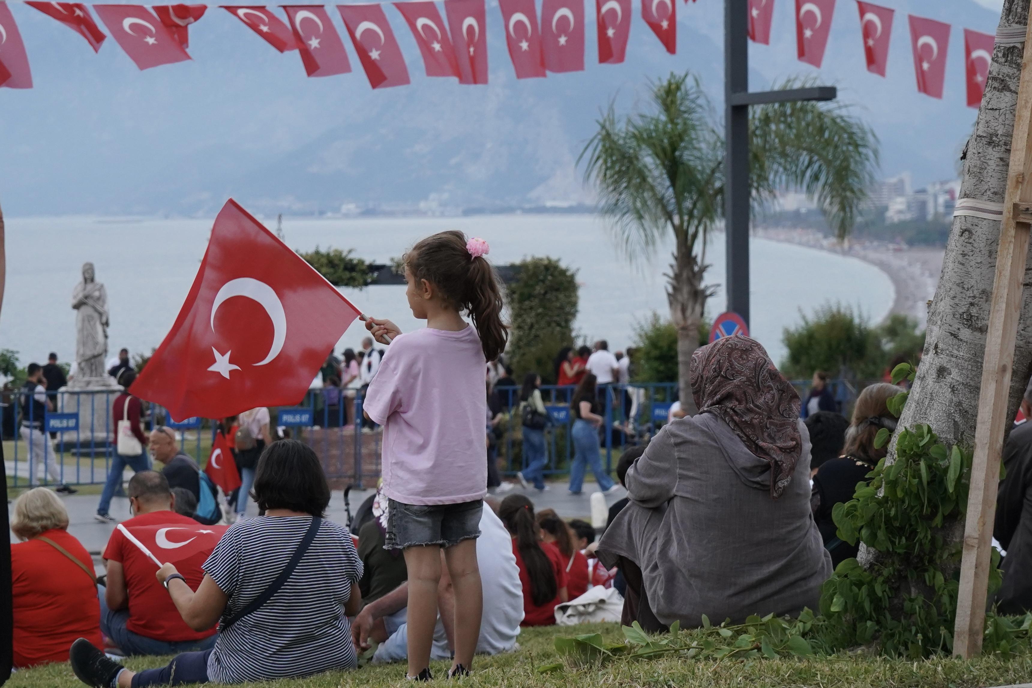 Antalya’da 19 Mayıs ‘fener alayı’nda binlerce kişilik coşku
