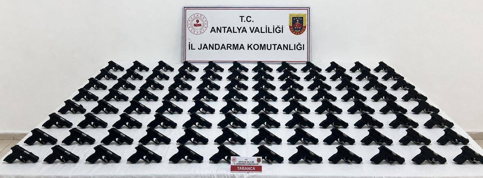 Serik’te ruhsatsız silah operasyonu