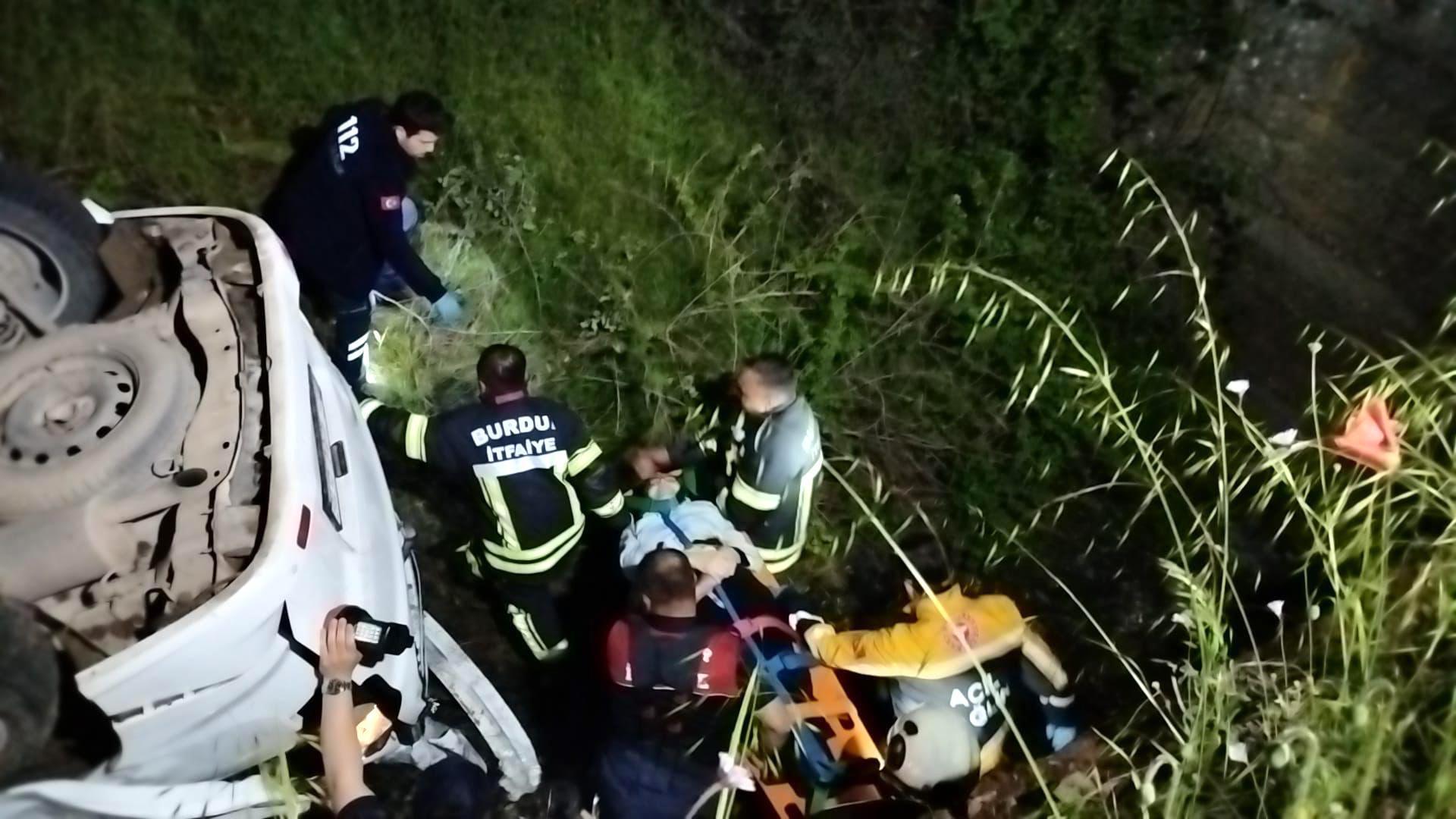 20 metrelik uçuruma yuvarlanan otomobilde 3 kişi yaralandı