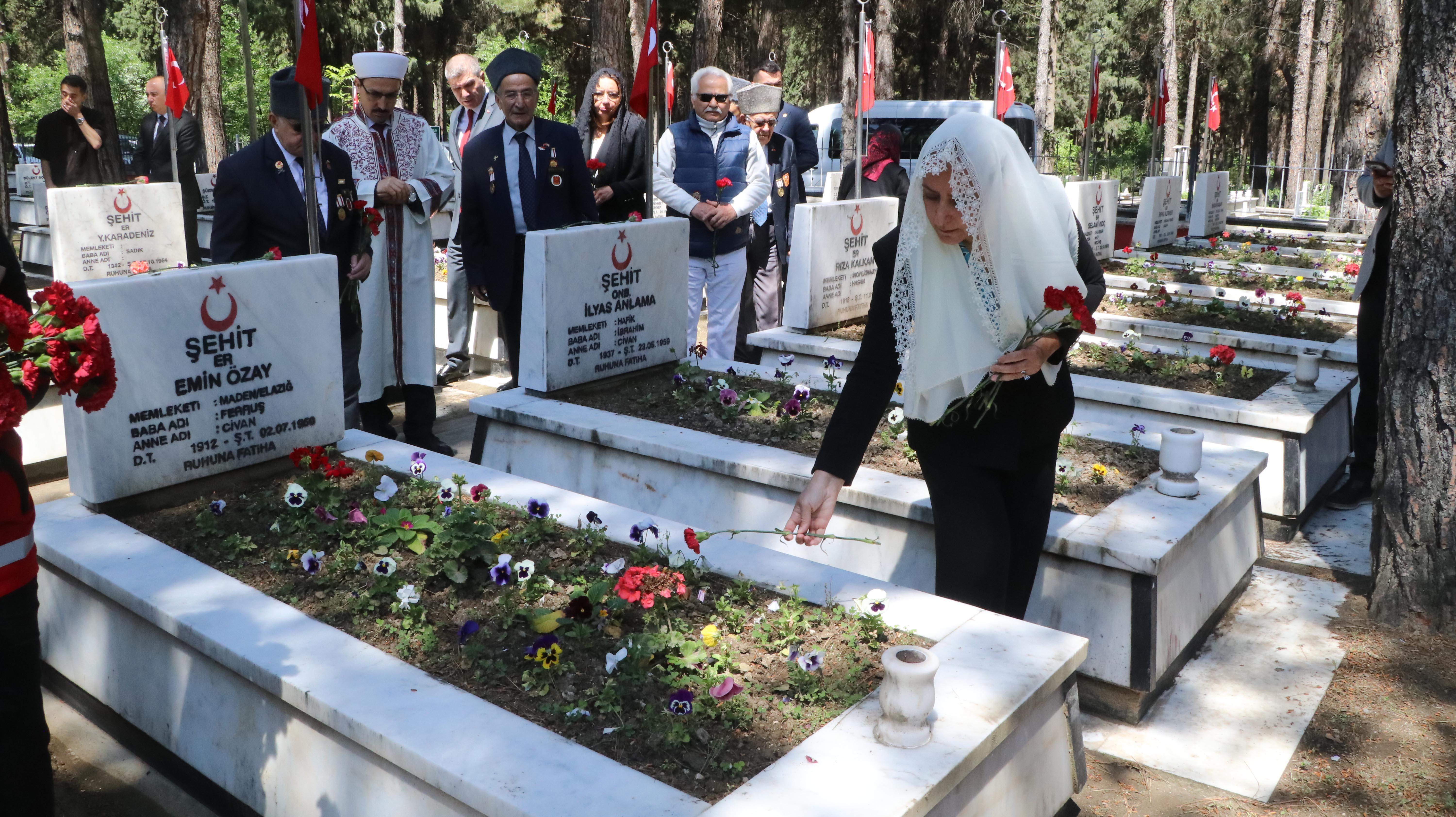 Vali Baydar Bilgihan ve protokol üyeleri şehitliği ziyaret etti