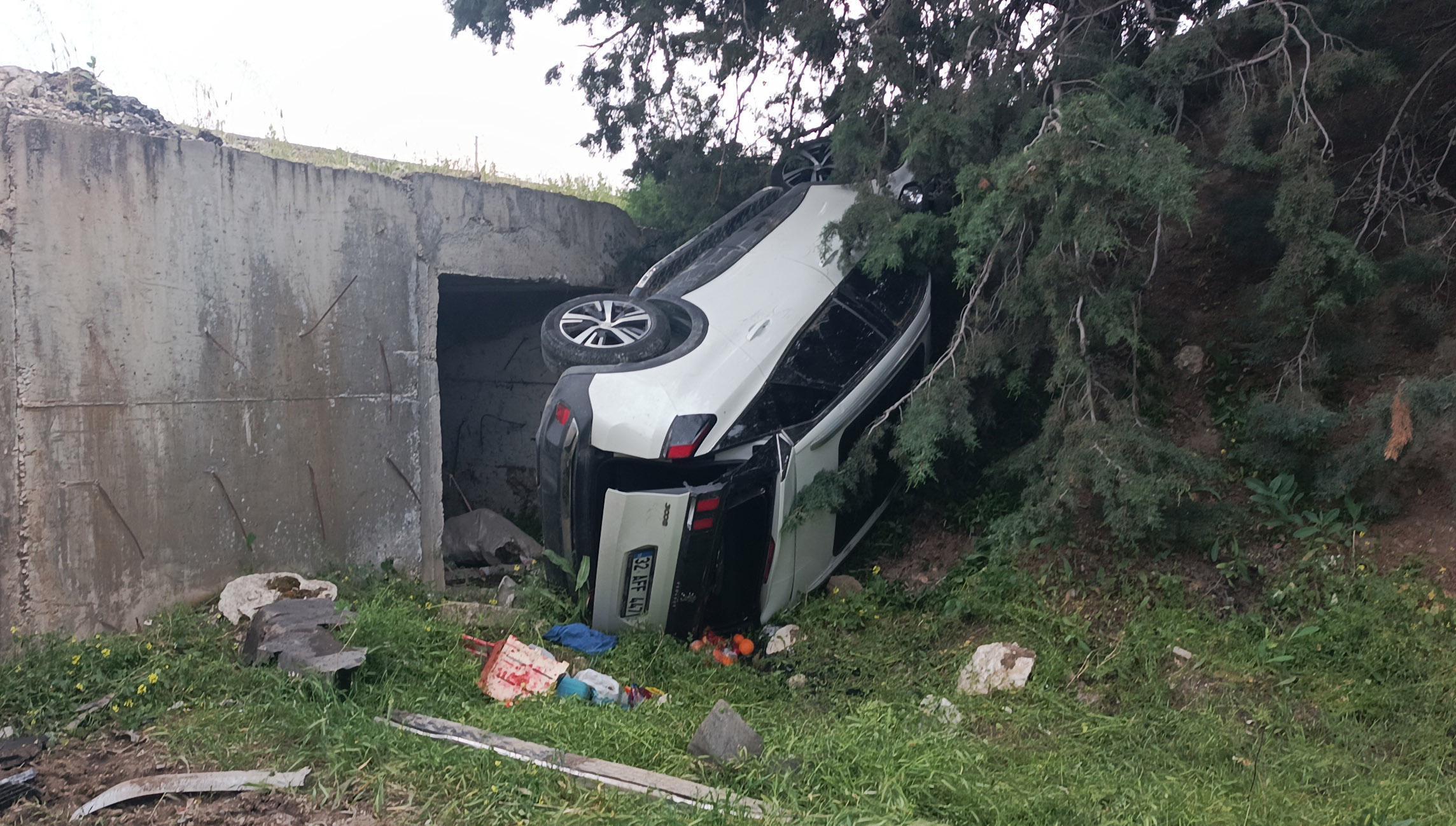 Şarampole devrilen otomobilde 4 kişi yaralandı Şarampole devrilen otomobilde 4 kişi yaralandı