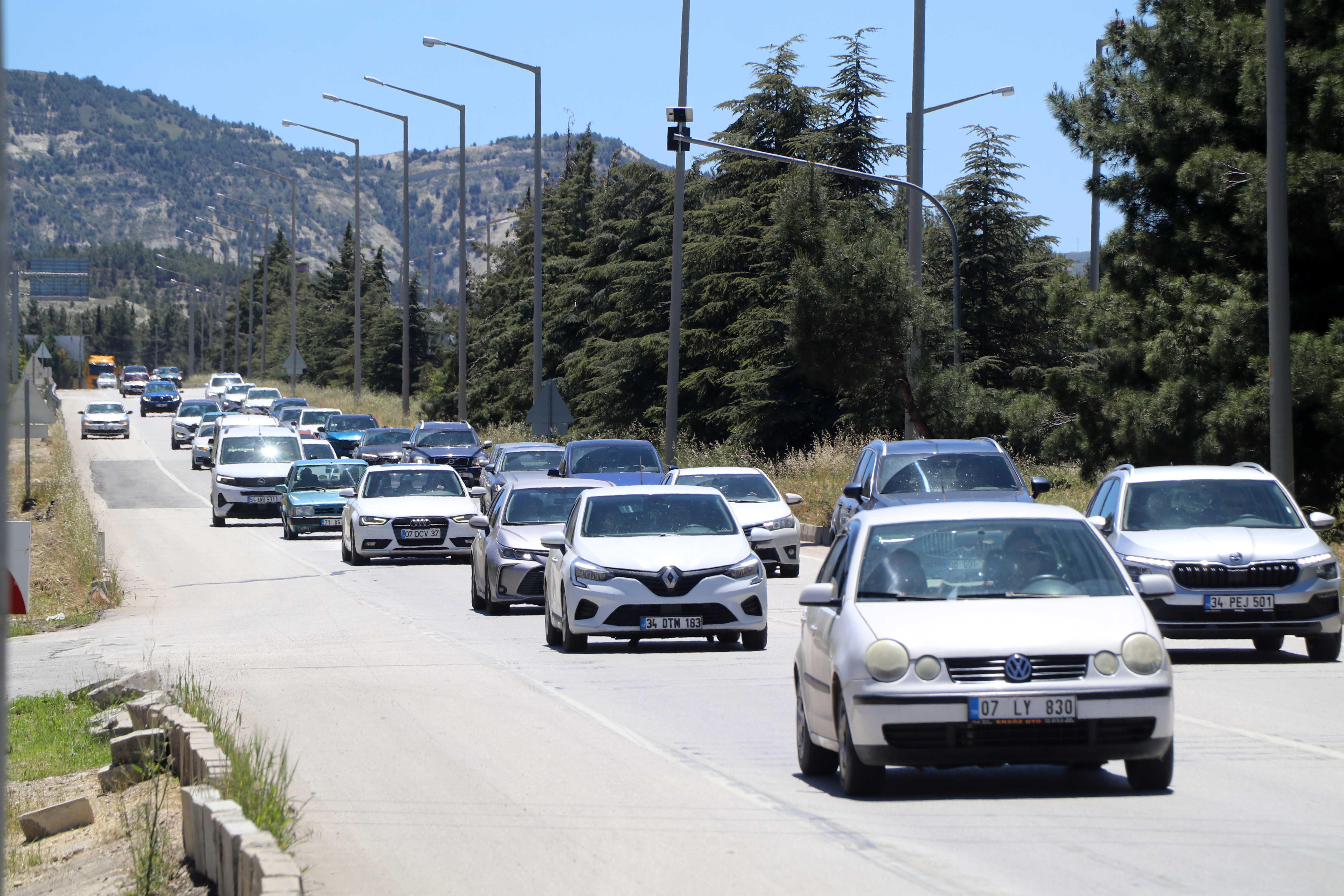 Burdur-Ankara yolunda ‘tatil dönüşü’ trafiği