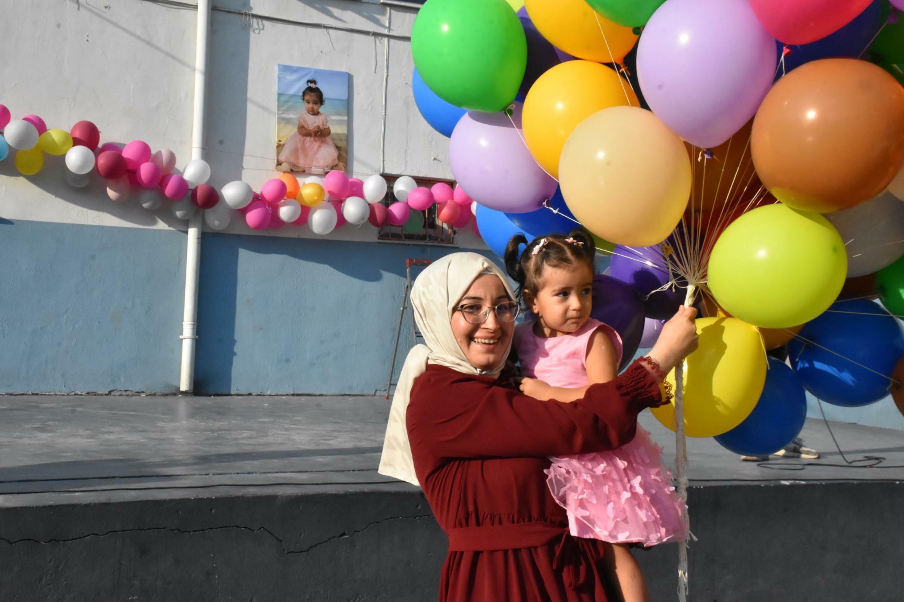 22 aylık Zümra bebek gen tedavisi için Almanya'ya gidiyor - İzmir Buca ...