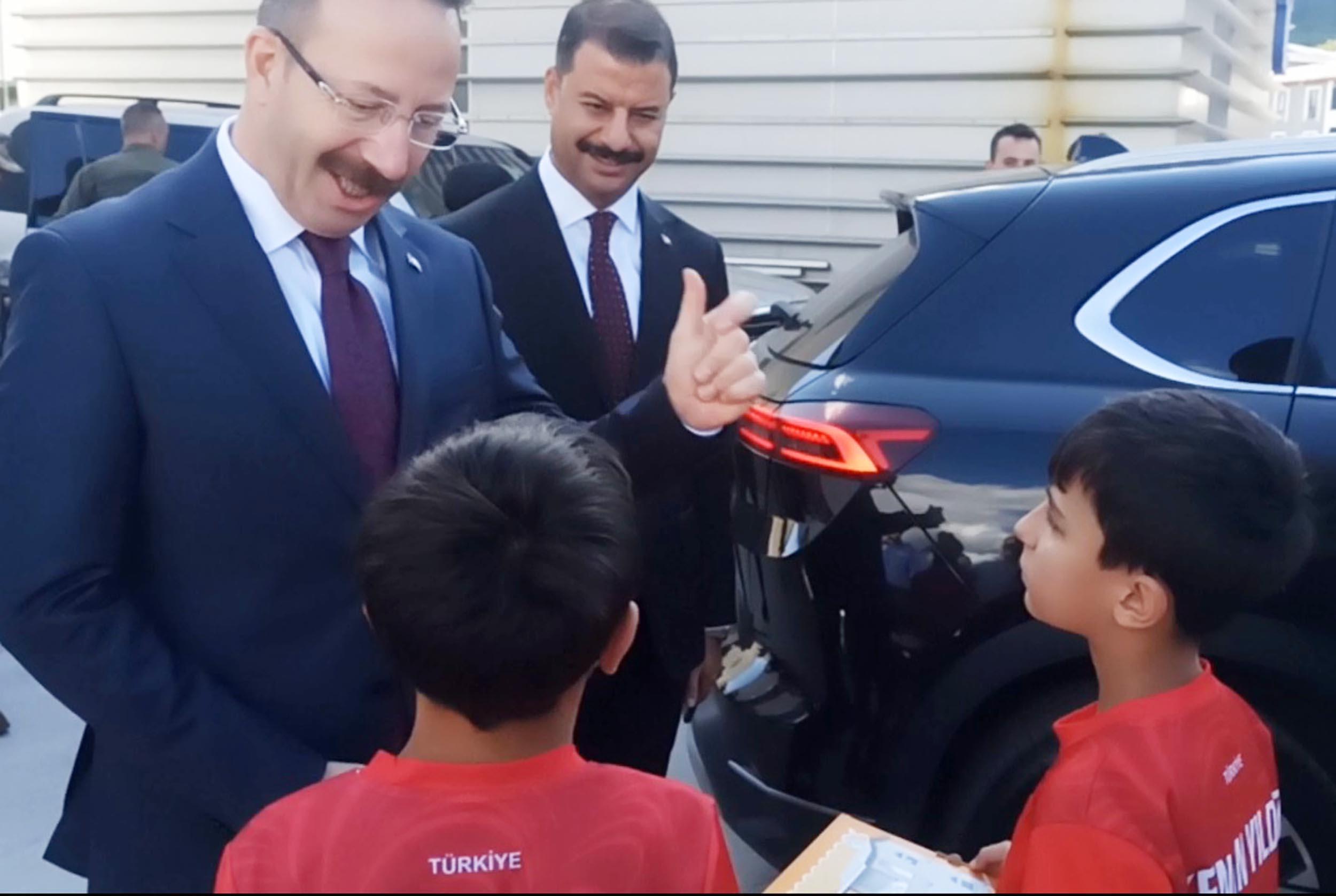 ‘Stadın ışıkları yanmıyor' diyen çocuklara validen esprili yanıt