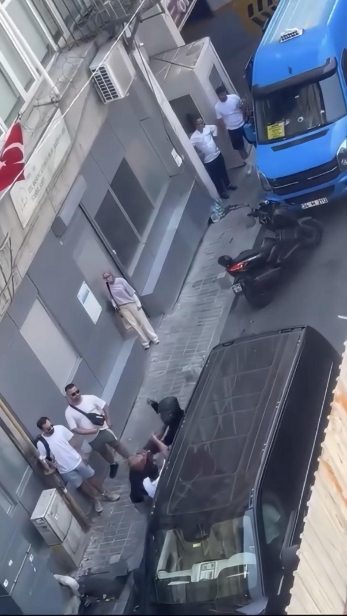 Şişli’de motosiklet sürücüsünün bıçaklandığı yol verme kavgası kamerada