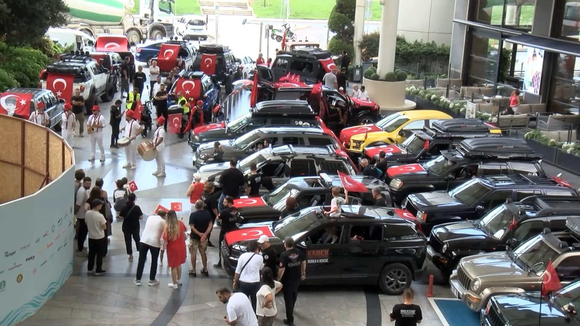 Kartal'da 30 Ağustos Zafer Bayramı araç konvoyuyla kutlandı