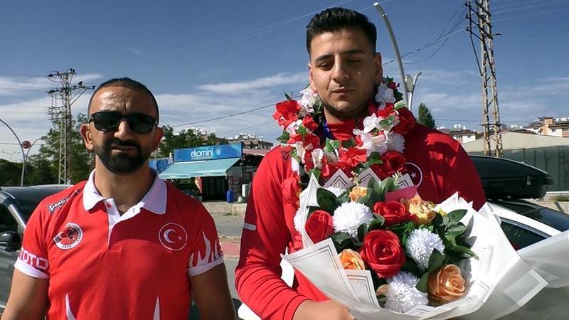 Muay Thai dünya şampiyonu Furkan'a memleketi Van'da coşkulu karşılama