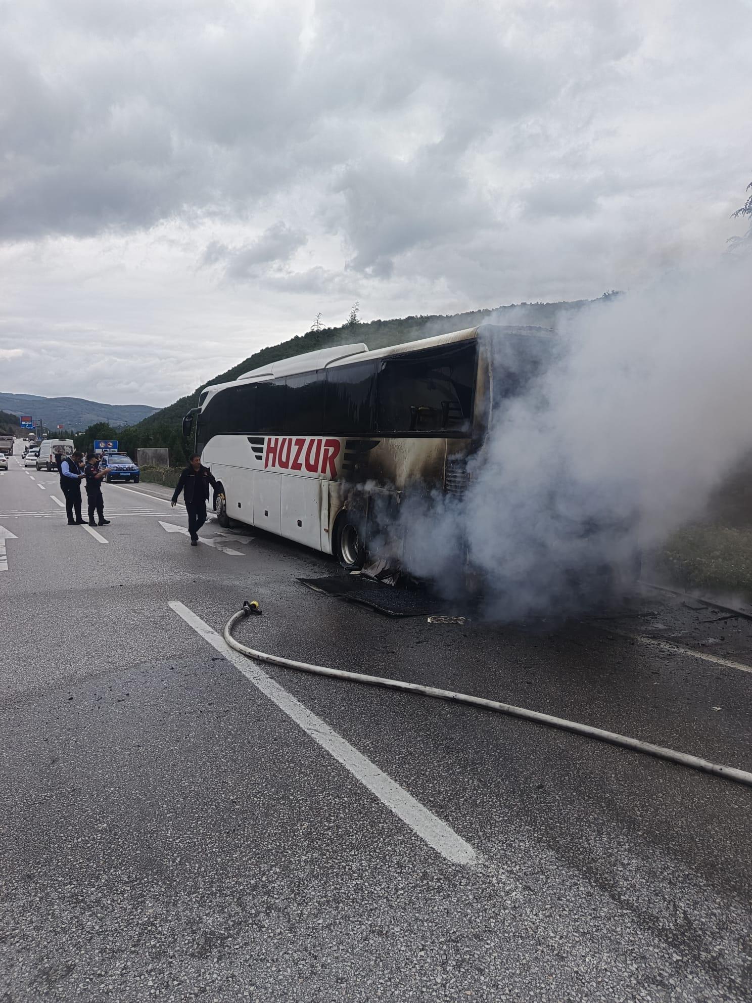 Yolcu otobüsü seyir halindeyken alev aldı