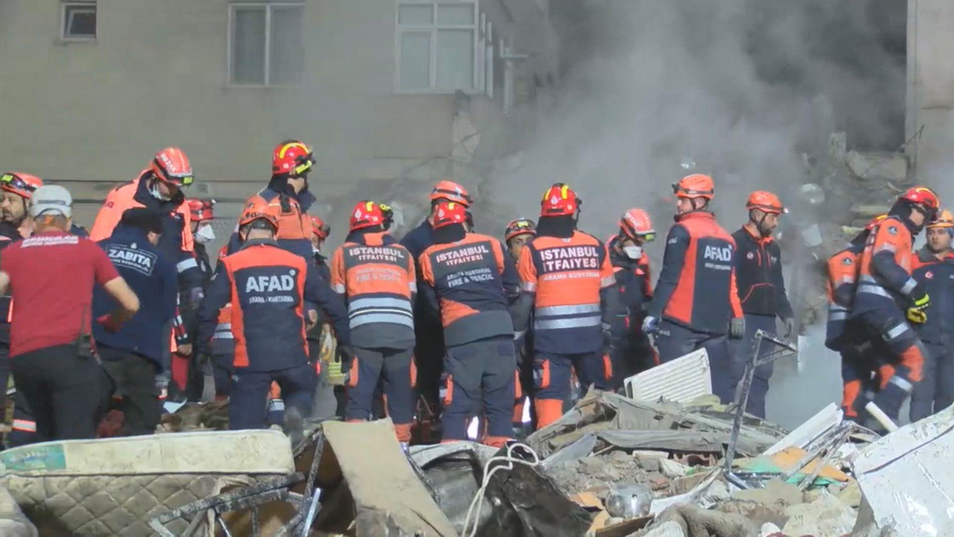 Maltepe'de çöken binadaki arama çalışmalarında enkazdan 1 kişi çıkarıldı