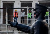 İnşaat işçileri, iskele üzerinde Ata'yı andı