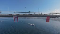 İstanbul - Şehitler Köprüsü'ne, kuruluşunun 42'nci yılını kutlayan KKTC bayrağı asıldı