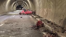 Otomobil tünel duvarına çarptı:  2 yaralı