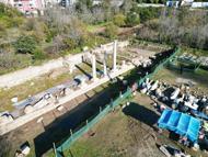 Amastris Antik Kenti'nde Roma dönemine ait sütunlar yerlerine yerleştiriliyor