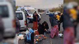 Hafif ticari araçla otomobil çarpıştı: 11 yaralı