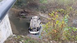 Dereye uçan otomobilde sıkışan sürücü yaralandı